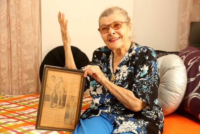 Nimet Alp şimdilerde anı dolu fotoğraflarla avunuyor...