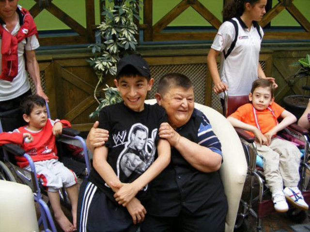 Benim en büyük idealim ölmeden önce Kurtlar Vadisi'nde oynamak. Filmin yapımcısı Raci Şaşmaz'a buradan sesleniyorum, ben ölmedim. Bir sanatçı olarak Kurtlar Vadisi'nde güzel bir rol almak istiyorum...