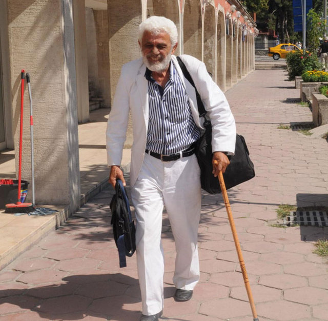 'Türk Sineması'nın kötü adamı' olarak bilinen ve Yeşilçam'da 48 yılda 600 yakın sinema filminde rol alan 71 yaşındaki İhsan Gedik, rol teklifi gelmeyince, geçimini sağlamak için hazırlattığı 'Dünden Bugüne İhsan Gedik' kitabını elinde bastonuyla sokak sokak gezerek satmaya başladı.