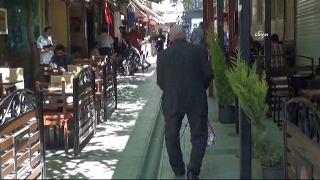 Cüneyt Arkın, Yılmaz Güney, Kadir İnanır dahil bütün artistlerle çalıştığını söyleyen ÖmerEkmekçi, "Fatma Girik'in suratına pudra bile sürmüşlüğüm var. Işıkçı olarak sinema sektörüne 50-60 sene hizmetim var. Emekliyim ama kirada oturuyorum. İş olduğu zaman çağrıyorlar ve gidiyorum. Hastalıklarımla da mücadele ediyorum. Ciğerlerimden ve dizlerimden rahatsızlığım var. Vücudumda kaşınan yerler anında sivilce oluyor. Sandalyeden düşünce de yüzümden yaralandım." dedi.