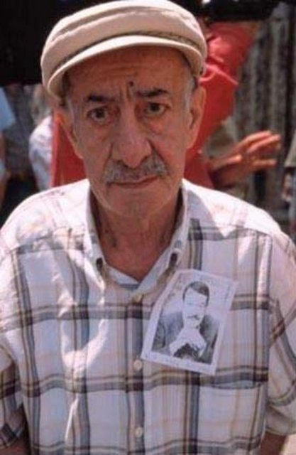 1953'de Mahir Canova'nın yönettiği 'Kara Davut' filmindeki rolle sinemaya başladı.