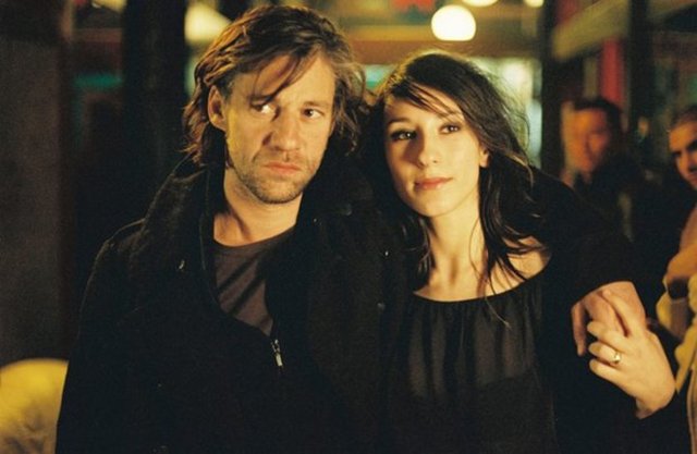 Fatih Akın'ın "Duvara Karşı" filminde başrolü Sibel Kekilli ile paylaşan Ünel, bu yapımda alkol sorunu nedeniyle tedavi gördüğü hastanede tanıştığı Türk kızla yaptığı evliliği ve bu süreçte yaşadıklarını konu alıyordu.