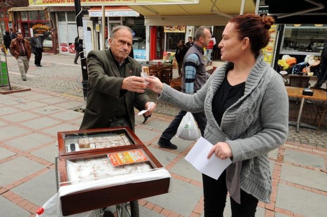 Sinemayla 1967 yılında tanıştığını ve Yeşilçam'da 50'den fazla filmde rol aldığını söyleyen Niyazi Taligacı, tek başına kiralık evde yaşadığını söyledi.