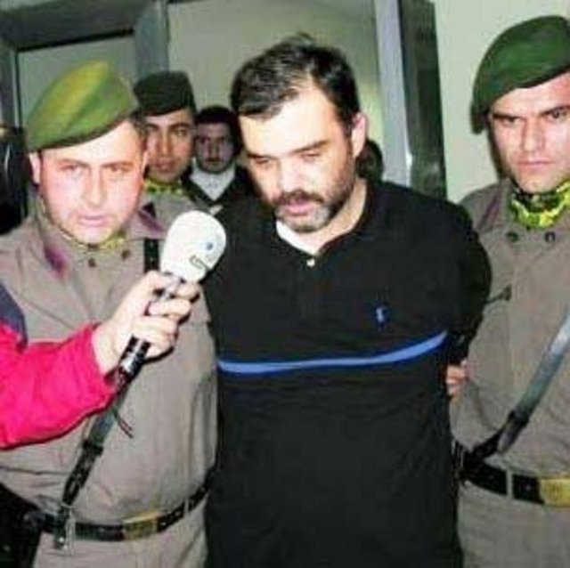 Sezer İnanoğlu ya da pek çok kişinin hafızalarındaki adıyla Sezercik daha sonra polisiye olaylarla gündeme geldi. Önce evinde uyuşturucu bulundu. Ardından polisle çatışmaya girdi. Evinde ve ofisinde aüeşli silahlar bulundu.Eski Türk filmlerinin o masum yüzlü çocuğu Hollywood aksiyonlarındaki kötü adama dönüştü .