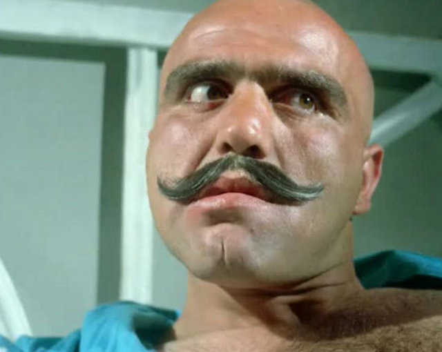 Üstelik bine yakın filmde rol almış, fizik olarak Yeşilçam'da benzeri bulunmayan bir oyuncuya, Yadigar Ejder'e...