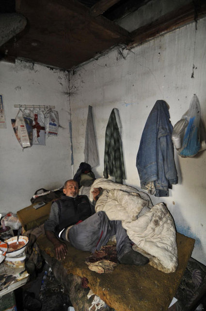 Yatağa mahkum olan Mehmet İdiç, gidecek yerleri olmadığı için buraya yerleştiklerini belirterek şunları söyledi, "Daha önce çalıştığım inşaatlarda kalabiliyordum. Ama şimdi, her türlü haşerenin yuva yaptığı yerde, yatağa mahkum olarak öleceğim günü bekliyorum. Benim burada kaldığımı görenler zaman zaman yiyecek bir şeyler getiriyor. Birileri bir şey getirirse karnım doyuyor. Yoksa o gün öyle geçiyor. Bazen de ayağımın tedavisine yardım ediyorlar. Tek dileğim engelli kardeşimle birlikte bir huzurevine yerleşebilmek. İlgililerden bu konuda yardım istiyorum. Bari ömrümüzün son günlerinde rahat edelim."