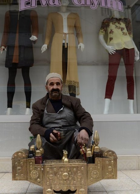 YARDIM BEKLİYOR - Kemal Sunal'ın "Umudumuz Şaban" filminde rol alan "Artist Ahmet" lakaplı Ahmet Cengiz artık sokaklarda ayakkabı boyacılığı yapıyor.