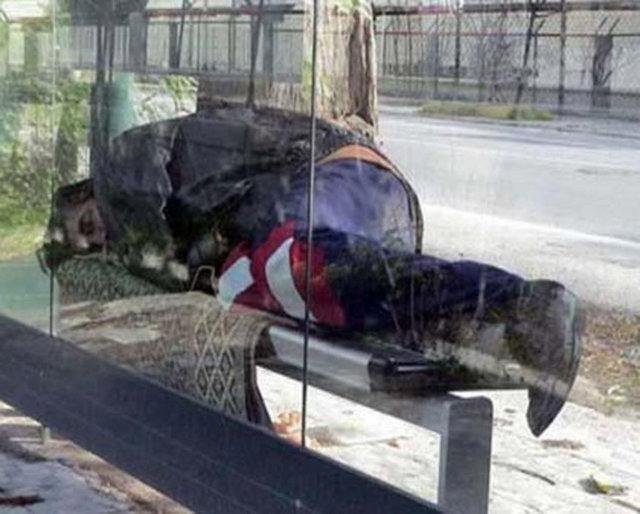 Bir zamanların ünlü ve paylaşılamayan oyuncusu Mesut Engin İzmir Ağaçlı Yol'da otobüs duraklarındaki banklarda uyumaya başlamıştı.