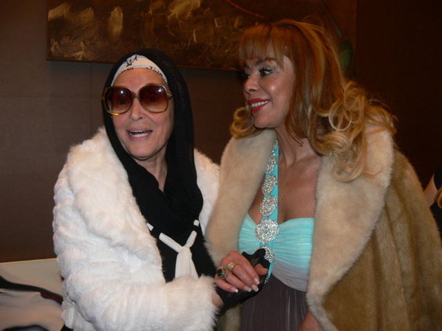 Leyla Sayar'ın hayatı evin salonunda geçiyor, burada yatıp burada kalkıyor. En önemli eşyası çekyatı, sehpası, seccadesi. Konu yalnızlık ve sağlığa gelince şu açıklamayı yapıyor...