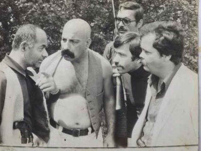 Edirne'de gençlik yıllarında sinemada çalışırken oyuncu olmaya karar verdiğini ve 1955 yılında İstanbul'a gittiğini, ardından yönetmen Çetin İnaç ile tanışıp oyunculuk yapmaya başladığını anlatan Niyazi Taligacı...