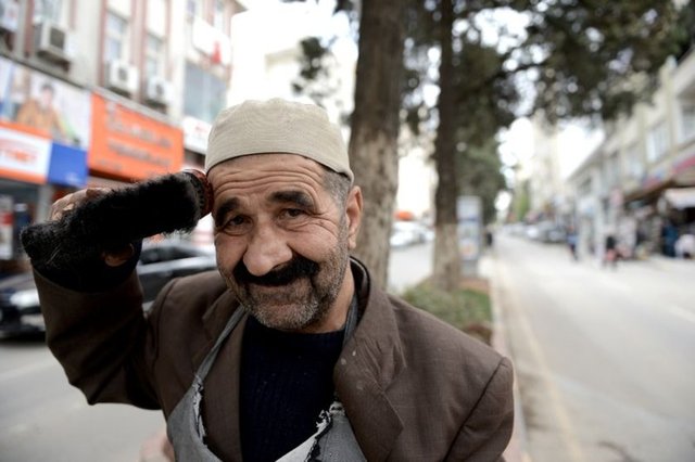 Cengiz, Yeşilçam günlerini anarken ilerleyen yaşı ve soğuk hava nedeniyle artık ayakkabı boyamakta zorlandığını söylüyor.
