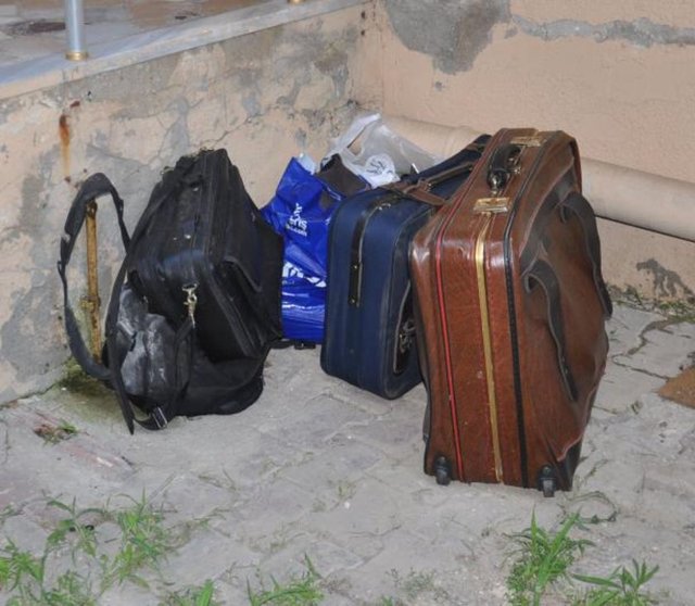 Arda Kural'ın boş evde kalan kıyafetleri, komşuları tarafından valizlere doldurulup apartmanın kapısına konuldu.