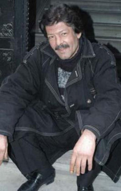 Girdiği bunalımdan bir türlü çıkamayan Engin, kendini tamamen alkolün yarattığı 'yalancı' mutluluğa bıraktı. Akli dengesini yitirdi ve artık sokaklara düşmüştü.