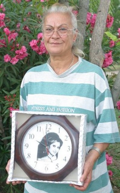 Ancak artık, yaşamını süsleyen neon ışıklarının yerini, çöpleri aydınlatan sokak lambaları almıştı. Çöplerden topladığı káğıt ürünlerini satarak geçimini sağlıyordu. Örümcer kızı Fulya ve torunlarıyla Küçükçekmece'de yaşıyor. Örümcer için geçtiğimiz aylarda Bakırköy Belediyesi ve Bakırköy Gönüllü Çevreciler Sosyal Yardımlaşma Derneği bir gece düzenledi. Amaç Örümcer'in bir ev sahibi olmasını sağlamaktı.