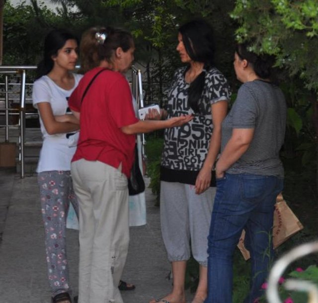 İddiaya göre evin giderlerini karşılayamaz hale gelen Gülnur Kural, ev sahibinin isteği üzerine 10 gün önce tüm eşyalarını alıp abisinin yanına taşındı. Arda Kural ise annesinin ısrarlarına rağmen evden ayrılmak istemedi.