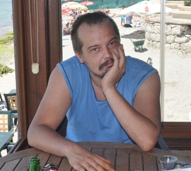 Hürriyet'in haberine göre; Kural şimdi de evsiz kaldı. Annesinin maddi sıkıntılar nedeniyle çıkmak zorunda kaldığı evin bahçesinde yatıp kalkan Kural'ı komşuları polise şikayet etti.