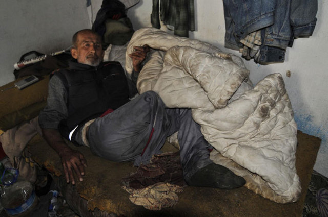 Kaldırıldığı hastanede sağ ayağı diz altından kesilen Mehmet İdiç, taburcu olduktan sonra felçli kardeşiyle birlikte Merkez Akdeniz İlçesi Bahçe Mahallesi 4510 Sokak'ta terk edilmiş bir evde sefalet içinde yaşamaya başladı. Zaman zaman farelerin gezdiği, elektriği, suyu olmayan, yağmur yağdığında damlayan evde sağlıksız koşullarda yaşam mücadelesi veren Mehmet İdiç'in hali yürek sızlattı.