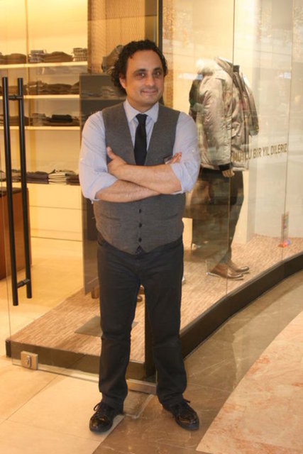 Yeni işini 4 yıldır sürdüren Aksoy, bir AVM'de çalıştığı mağazada görüntülendi.