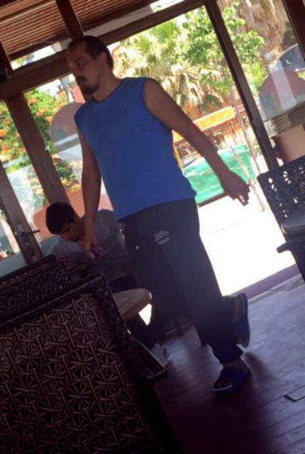 Boş dairede kalmaya devam eden eski oyuncu, geceleri de bahçedeki hamakta uyumaya başladı. Ancak komşuları, garip davranışları nedeniyle Kural'dan rahatsız olunca polise şikayette bulundu.