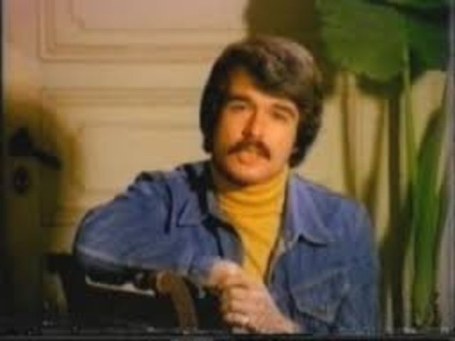 Bir ay önce ameliyat olan Hekimoğlu'nun, geçen yıllarda batan yapım şirketi nedeniyle ekonomik olarak da zor durumda olduğu belirtildi...