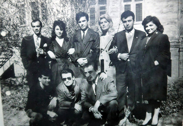 Özdemir'in cansız bedeni çevreye yayılan kötü koku sonucu komşuların polis ekiplerine haber vermesi ile bulundu.