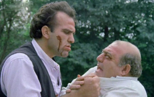 Kirasını ödeyemediği için, evinden çıkarılmıştı. Belli ki, o soğuk gecede sığınabilecek tek bir dost kapısı da yoktu.