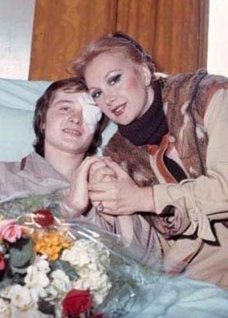 Filmlerdeki değişmez rol arkadaşı ve gerçek hayattaki kuzeni Zeynep Değirmencioğlu'nun (Ayşecik) babası senarist Hamdi Değirmencioğlu onu Ses dergisinin çocuk yıldız yarışmasına sokmasaydı belki de hayatı çok farklı bir şekilde ilerleyecekti. Yarışmada birinci değil ikinci oldu ama yine de Yeşilçam kapıları onun için ardına kadar açıldı.