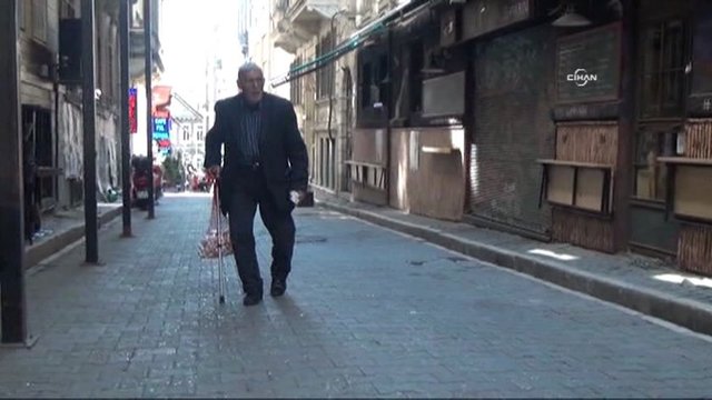 'Şeytan' lakaplı Ömer Ekmekçi'yi tanıdığını belirten Yeşilçam Sokak'taki Sinemacılar Cafe'de çaycılık yapan Zülfikar Öner "Kendisi çok zor durumda. Yolda kağıt mendil satıyor. İyi durumda değil. Kimsesizler Yurdu'na götürüyorlar. Giydiriyorlar yediriyorlar ama durmuyor. Sonra bir bakıyorsunuz tekrar çıkmış gelmiş. Ödül alan Maden Filmi'nin ışık şefiydi. Bir çok sinema filminin de ışık şefiydi." diye konuştu. - (CİHAN)