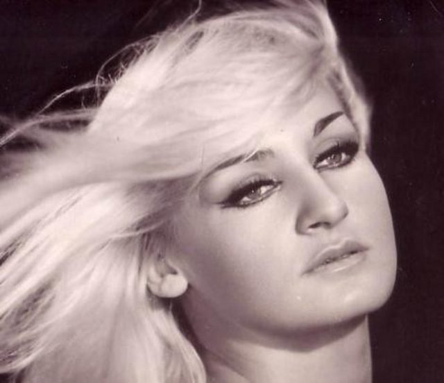 Henüz 14 yaşındayken annesiyle gittiği film setinde keşfedilmişti Özcan Tekgül. Türkiye'nin önemli pavyonlarında sahneye çıktı. Bununla da kalmadı Ortadoğu ülkelerinde dans etti. 1954 tarihli Çalsın Kızlar, Oynasın Kızlar ile ilk oyunculuk deneyimini yaşadı