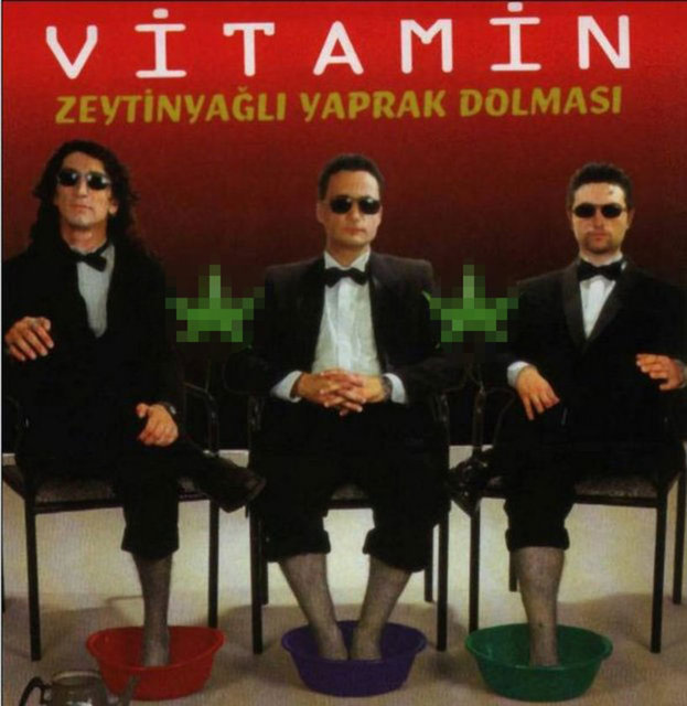 90'lı yıllara mizah yönü kuvvetli şarkılarla damga vuran Grup Vitamin'in solisti Selçuk Aksoy'un bir mağazada satış danışmanlığı yaptığı ortaya çıktı.