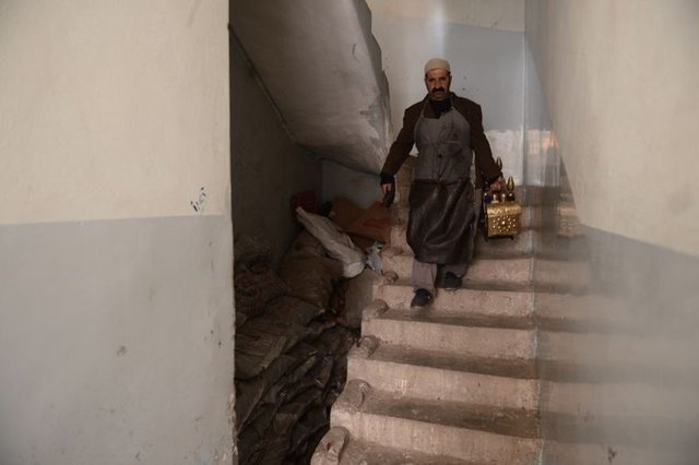 Emektar oyuncu mesleğini sürdürebileceği kapalı bir mekan istiyor. (AA)