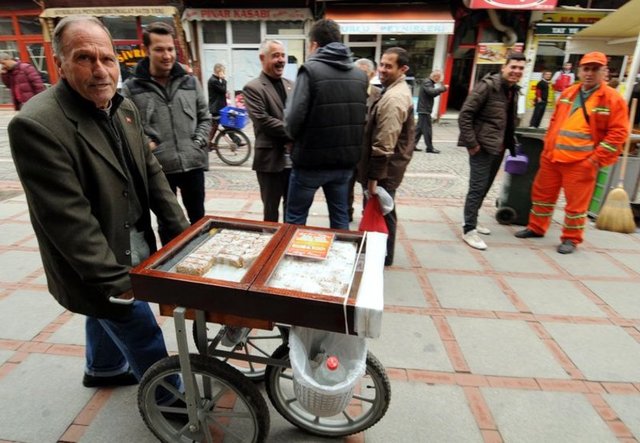 Türk sinemasının çok vefasız olduğunu, bir çok arkadaşının çok zor şartlarda yaşayıp hayata veda ettiklerini anlattı.Devletin 3 ayda bir verdiği yaşlılık maaşıyla geçinemediği için seyyar arabayla tatlı satmaya başladığını söyledi.