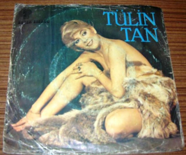 Koridorda kovalamaca oynadık. Amacına ulaşamadı. Burada feleğin şamarını yemiş insanlarla tanıştım. Hikâyelerini dinliyorum. Sadece 35 yıl önceki sevgilim geliyor yanıma."