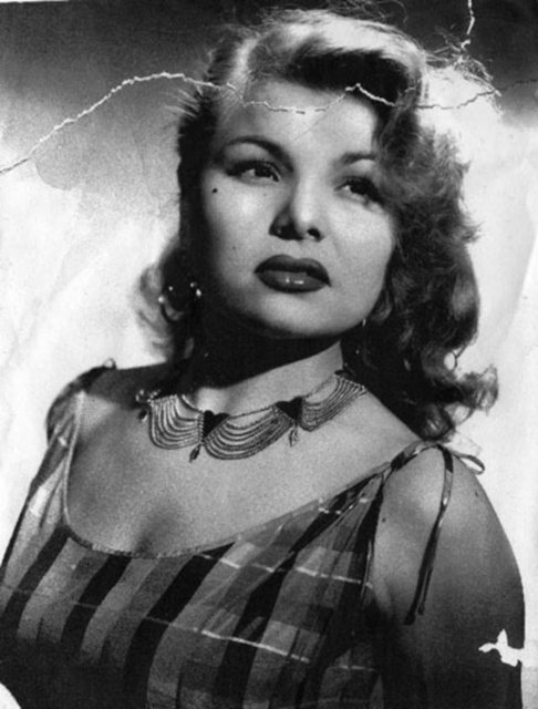 Huzurevinde hayatının sonbaharını sürdüren Nimet Alp, 'Gecekondu Yosması' filmiyle şöhreti yakaladıktan sonra 'Yetim Yavrular', 'Çalsın Sazlar Oynasın Kızlar', 'Öp Babanın Elini' gibi çok sayıda filmde dans edip oyunculuk yaptığını belirtti.