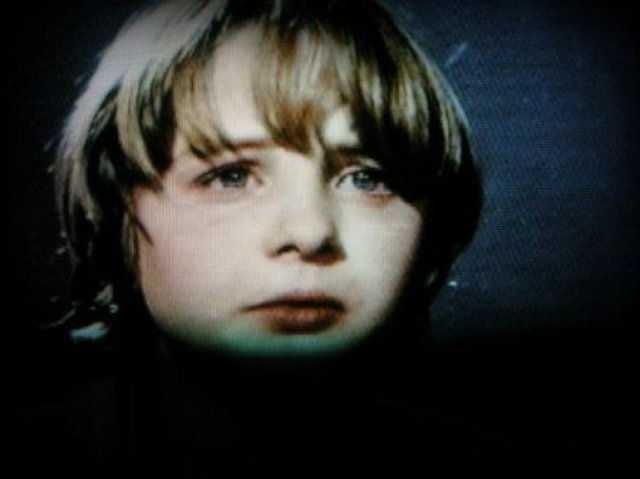 Filmlerdeki değişmez rol arkadaşı ve gerçek hayattaki kuzeni Zeynep Değirmencioğlu'nun (Ayşecik) babası senarist Hamdi Değirmencioğlu onu Ses dergisinin çocuk yıldız yarışmasına sokmasaydı belki de hayatı çok farklı bir şekilde ilerleyecekti.