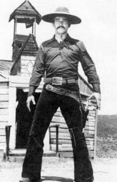 Yönetmen Kemal İnci'nin kardeşi olan Bilal İnci, çeşitli işlerde çalıştıktan sonra sinemaya yöneldi