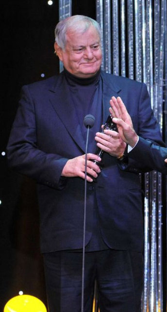 Doktorlar "Alzheimer başlangıcı" teşhisi koyunca, İstanbul'da en iyi rahat edebileceği yer olan Sanatçı Yaşam Evi'ne yerleştirilen Gürsu'nun omuriliğindeki sorun geçmezse ameliyat söz konusu.