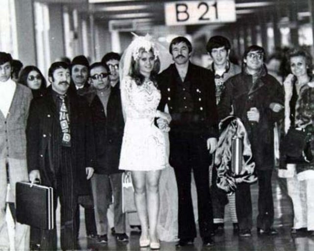 Bacaklarının güzelliğiyle dikkat çeken ve "Bayan Bacak" olarak anılan Örümcer, bir yıl mankenlik yaptı. Bu sırada unutulmaz Samanyolu şarkısıyla zirvede bulunan, dönemin ünlü sanatçısı Berkant'la tanıştı. Bir süre sonra onunla evlendi.