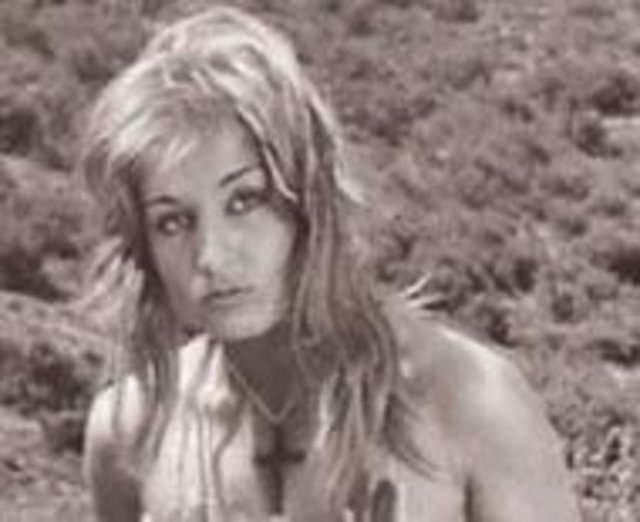 Döneminin magazin basınının peşinde koştuğu ünlülerden biriydi Tekgül. Güzelliğini sergileyen fotoğrafları ile erkeklerin başını döndürdü.1980 yılında Kültür Bakanlığı tarafından kendisine Onur Belgesi verilmesi,tartışmalara yol açtı