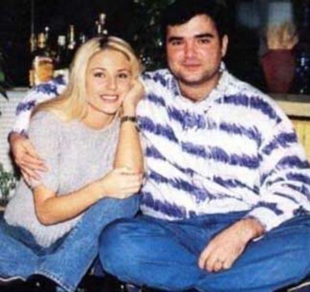 Ama dönemin sinemaseverlerinin gönlünde 1974 Kıbrıs çıkarmasını konu alan Sezercik Küçük Mücahit filmindeki rolüyle taht kuran Sezercik'in hayatı yetişkinliği döneminde çok farklı bir yola girdi. Bir kaç filmin yapımcılığını üstlendiyse de sinemada eski parlak günlerine bir türlü dönemedi.Eşinin intiharı ise onun hayatında farklı bir dönüm noktası oldu