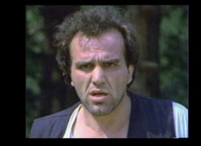 Taksim Parkı'ndaki bir bankta kendisini bekleyen Azrail'in kollarına uzanıverdi, çaresizce.