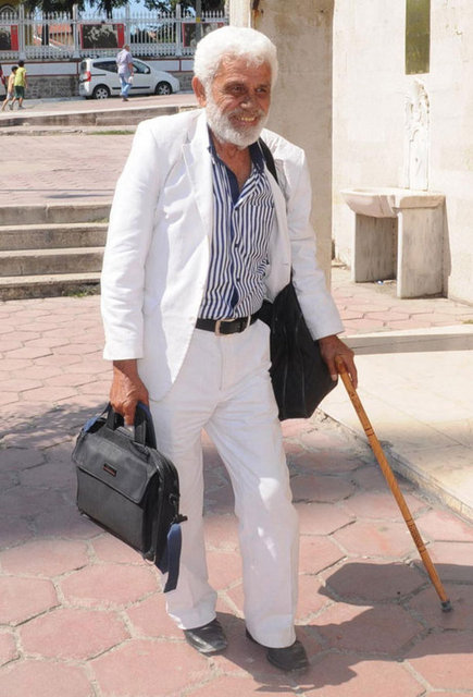 Sanatçı bu kitapları satarak para kazanmaya çalışıyor. İstanbul'da yaşayan İhsan Gedik, otobüsle Edirne'ye gelirken sırtında yaklaşık 20 kilo ağırlığında çantasında taşıdığı kitapları, bastondan destek alarak gezdiği sokaklarda kendisini tanıyanlara ve esnafa satmaya çalışıyor.