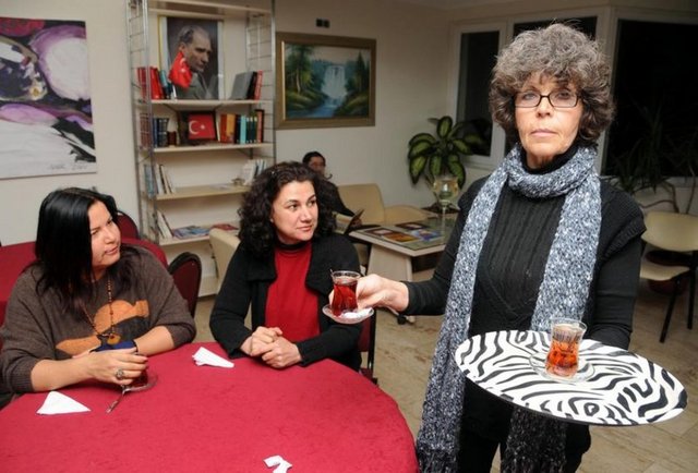 Kızıyla konuştuğunda gözyaşlarını tutamayan İffet Kalkan, şu an 41 yaşındaki kızını ilkokuldan mezun olduktan sonra ayrıldığı eşi Tahir Jamil'e teslim ettiğini,iki yıl süren telefon ve mektuplaşmanın ardından bağlantılarının tamamen kesildiğini anlattı.