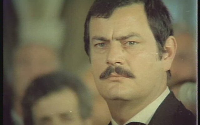 1.5 aydır İstanbul Büyükşehir Belediyesi'nin Yakacık'taki Sanatçı Yaşam Evi'nde kalan sanatçı, düşüp omuriliğini incitince Kayışdağı'ndaki Darülaceze Tıp Merkezi'nde tedavi altına alındı.