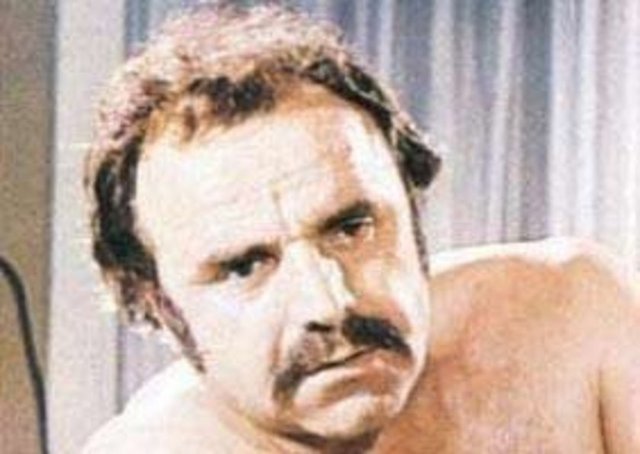 Sinemaya 1946 yılında başlayan Kazım Kartal, kamera karşısına en çok 'kötü adam' rolüyle geçen aktörlerden biri. Bine yakın filmde yan rollerde yer alan Kartal, iki tane de senaryo kaleme aldı. 1970'li yıllarda seks filmleri furyasında da kamera karşısına geçen Kartal bunun nedenini de şöyle anlatmıştı: "Parasız kaldığım dönemlerde bakkaldan veresiye alışveriş bile yapamayıp, alay konusu olmak canıma tak demişti, mecburdum".