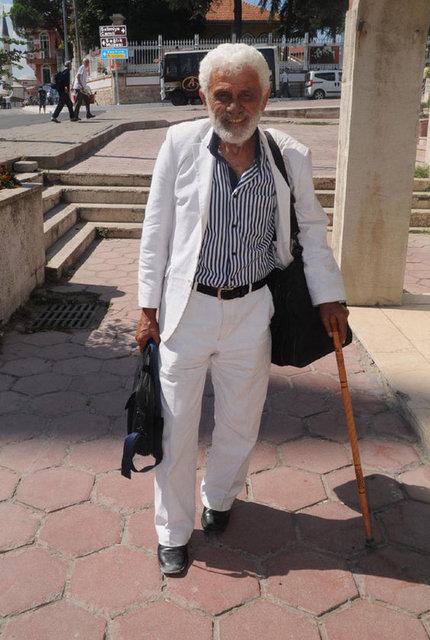 Yeşilçam'da 600 yakın filmde Türk Sineması'nın önemli yıldızlarıyla kamera karşısına geçen ve 'Sinemanın kötü adamı' olarak tanınan İhsan Gedik, zor koşullarda yaşam mücadelesi veriyor.