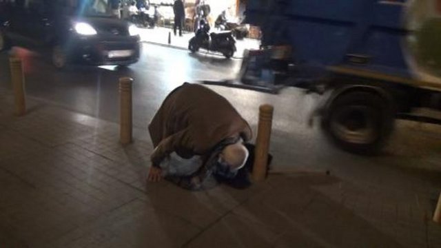 Güçlükle yürüdüğü dikkat çeken Gedik'in bir ara demir dubaya çarpıp düştüğü görülüyor. Başı yere çarpan Gedik'in yanından geçmekte olan çöp kamyonunun altında kalmaktan son anda kurtuluyor.