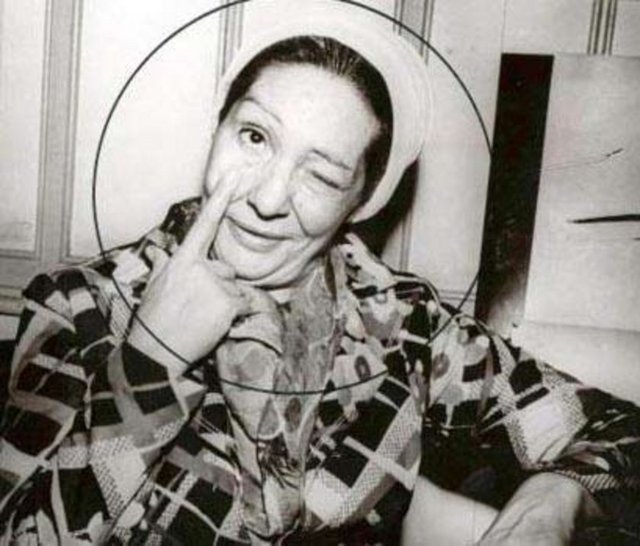 Parasının kıymetini bilmedi, har vurup harman savurdu. Ve buna alkol tutkusu da eklenince sonunda sokaklarda kalacak kadar göz yaşartan bir yoksulluğun pençesine düştü. Cahide, 18 Mart 1981'de, bugün Pera Palas'ın karşısında olan ve yıllar sonra onun anısına açılan 'Cahide's Restoran'ın bulunduğu yerde kör kütük sarhoş hayata veda etti. Öldüğünde 65 yaşındaydı.