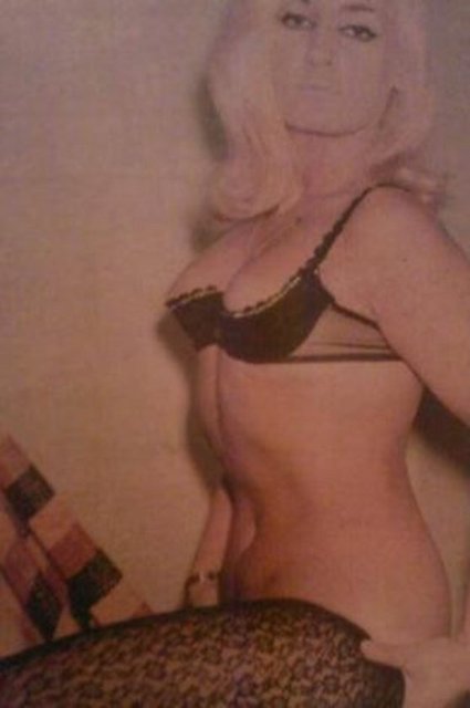 Sonra devir değişti. Tekgül yavaşça köşesine çekildi. Artık onu ne arayan vardı ne soran