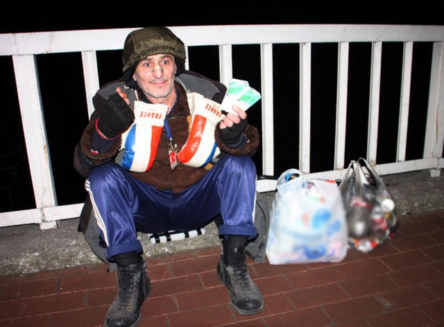 Çöp eve dönen bodrum katın bir odasında kalan Ağar, sağlık sorunları yaşamasına rağmen kendisine bakacak kimsesi olmadığı için zor durumda olduğunu söyledi.